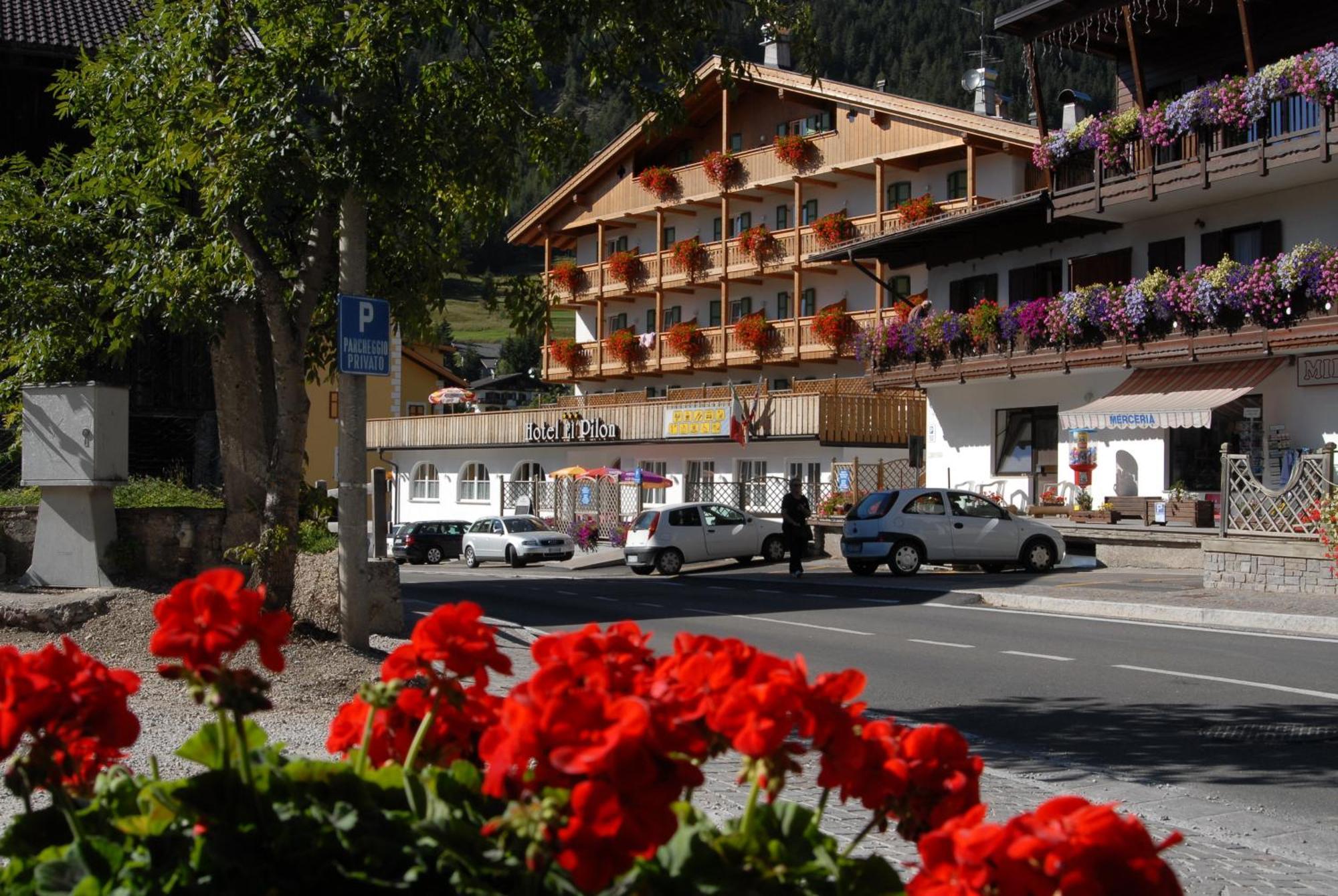 Hotel El Pilon Pozza di Fassa Luaran gambar